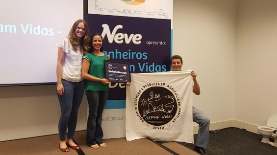 Jéssica Steinhoff, mentora da Kimberly-Clark; Priscila Barbosa e Ricardo Corrêa, do GEPAF/UFVJM - Foto: Divulgação 10envolver